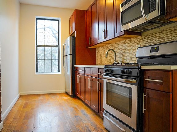 2nd image of 1035 Jefferson Ave #2