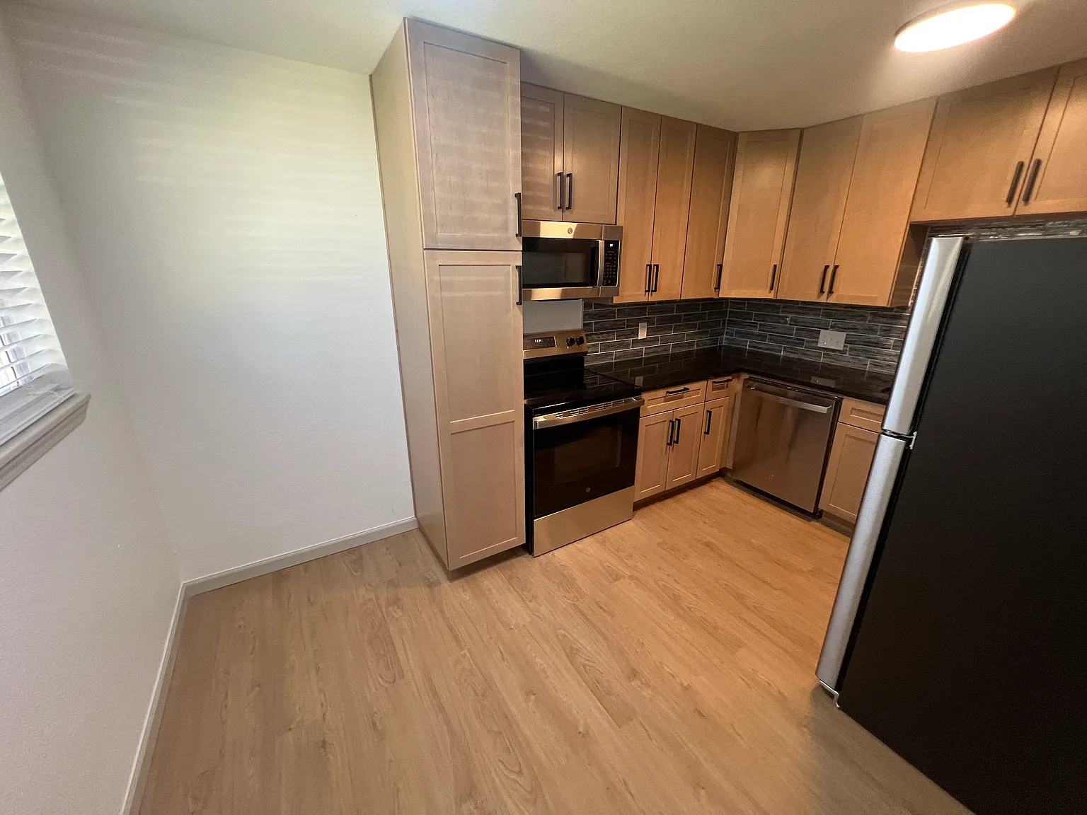 2 bed, 700 sqft, $1,050 — Photo 3