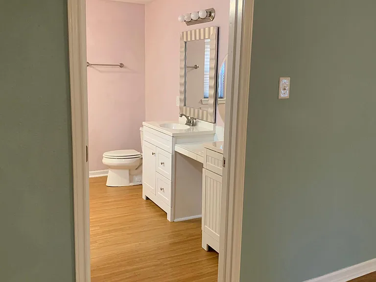 719 W Orleans St #B — Photo 9