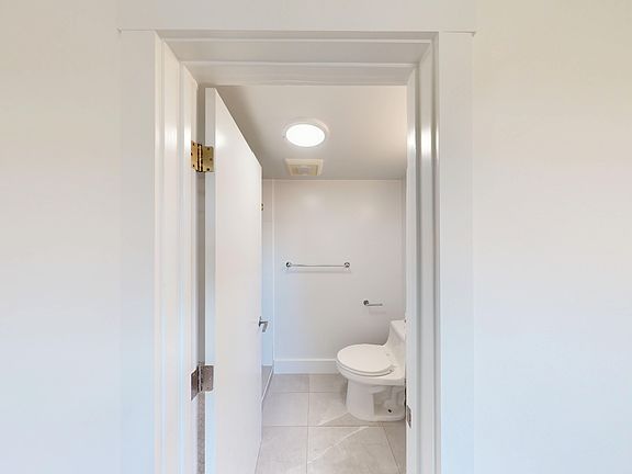 5th image of 2252 Parker St APT 303