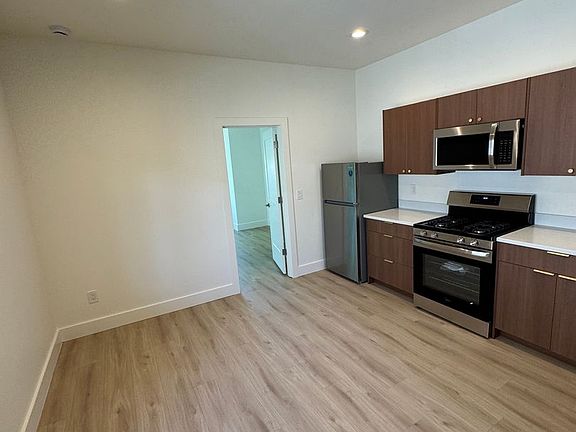 5th image of 2809 SE Washington St #2D