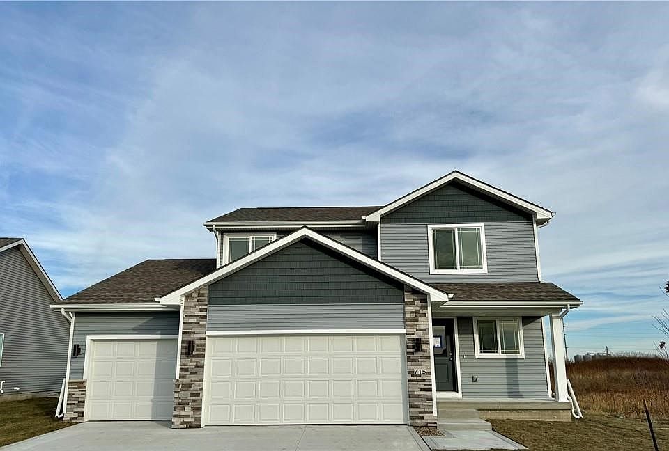 1st image of 715 NE Doe Pointe Dr