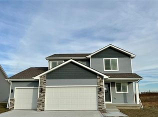 715 NE Doe Pointe Dr, Ankeny, IA 50021