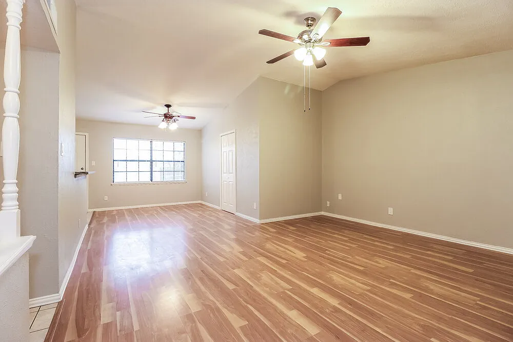 3 bed, 2.0 bath, 1341 sqft, $2,140 — Photo 4