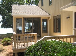 598 E Fairway Dr, Kilmarnock, VA 22482