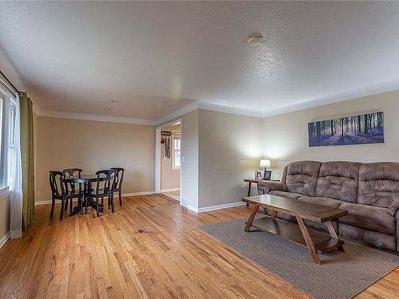 5th image of 2440 Stanford Dr