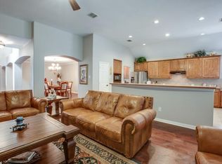 528 Winding Forest Dr, Grand Prairie, TX 75052