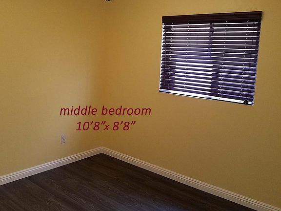 Smallest bedroom (middle of layout) pic 3