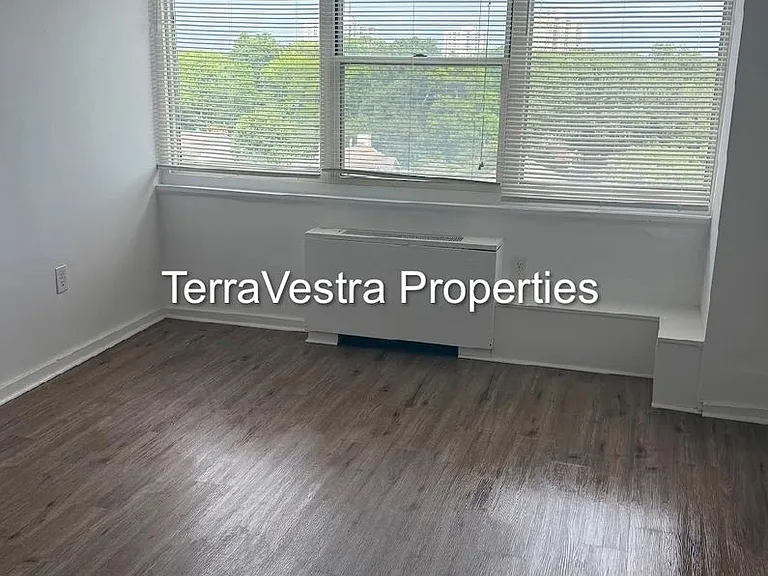 1003 Barclay Towers — Photo 7
