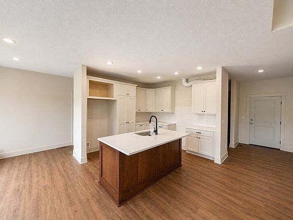3rd image of 331 S Walnut Dr