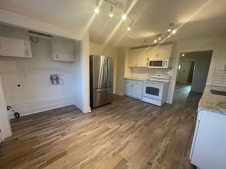 3320 W 5th St — Photo 3