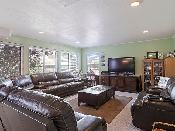2nd image of 1301 N Captain Cir