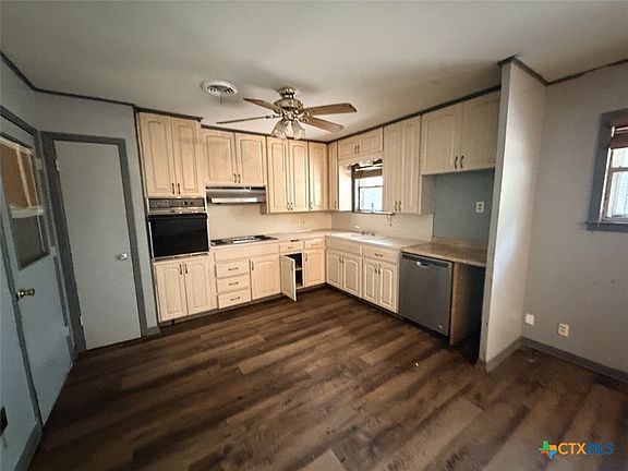 4th image of 18 E Victory Ave