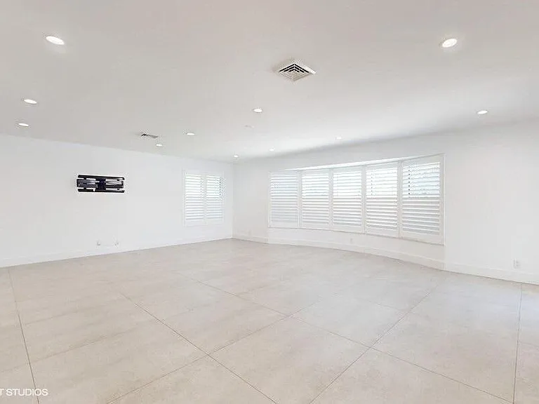200 SW 6th Ave — Photo 7