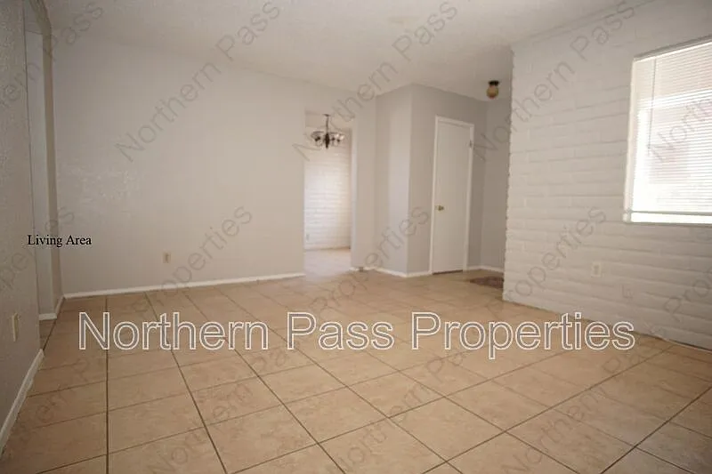 2 bed, 1.0 bath, 868 sqft, $1,015 — Photo 3