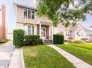 1092 Carukin St, Franklin Square, NY 11010