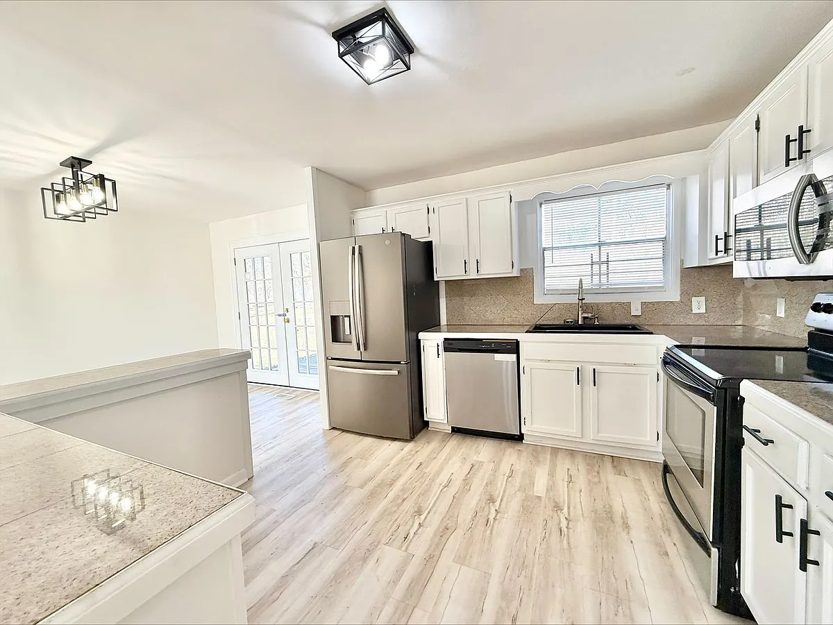Building Photo - 6 Brookside Cir