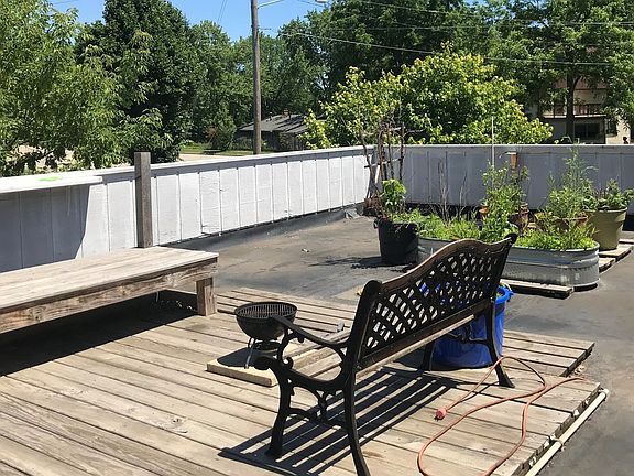 Deck or Screen Porch per Apt