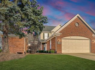 16420 Country Knoll Dr, Northville, MI