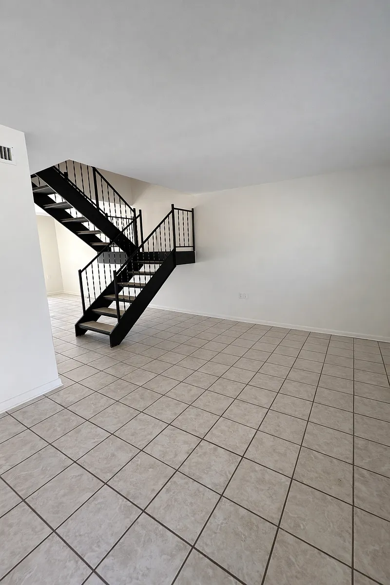 Building Photo - 718 Dunbar Ave #2B