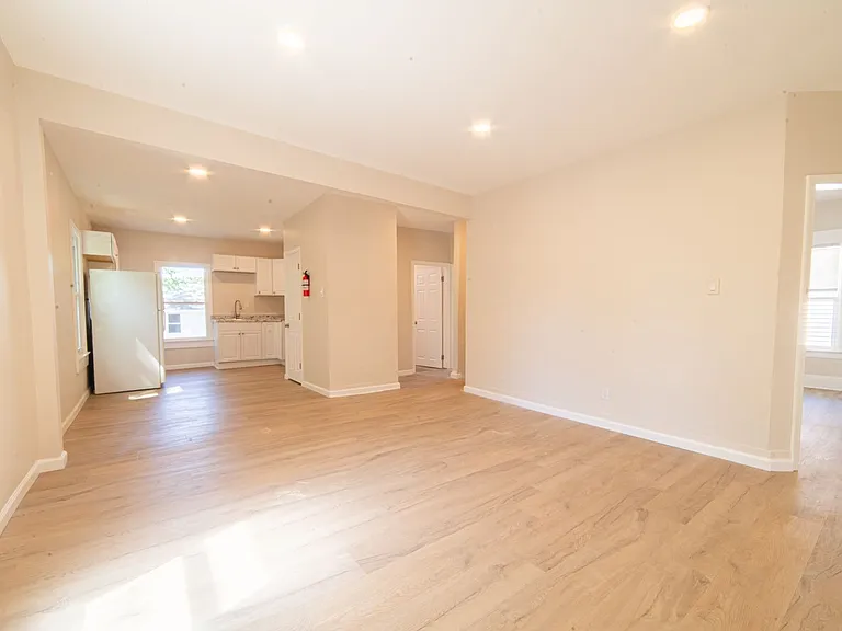 730 E Montrose St — Photo 10