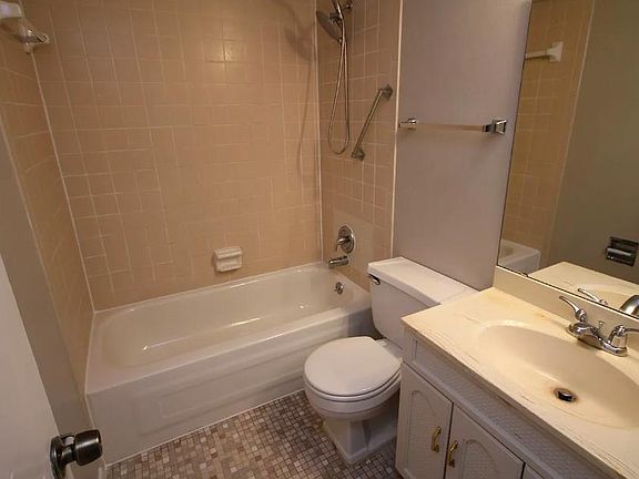 4th image of 6036 Village Cir