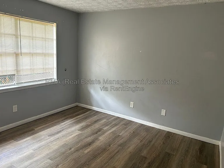 1110 W Poplar St #P2 — Photo 4