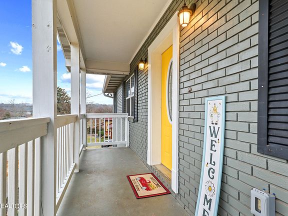 3rd image of 3636 Lakeside Dr