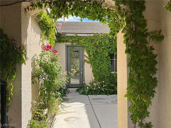 3rd image of 2463 Macrory Dr