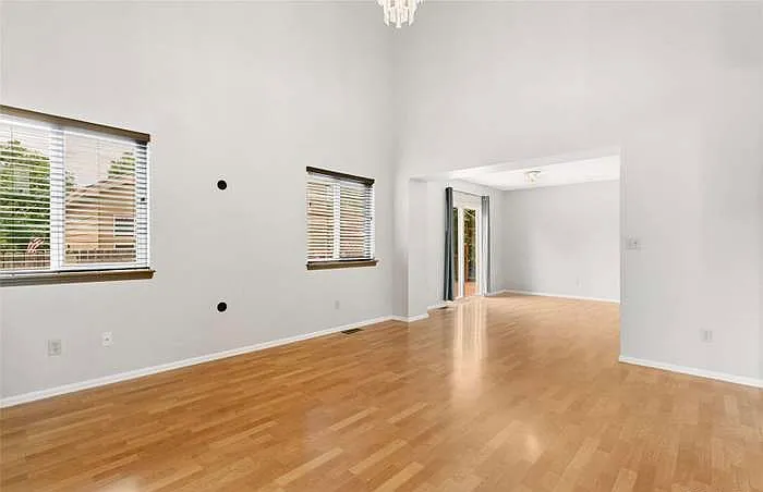 3 bed, 2776 sqft, $2,350 — Photo 3
