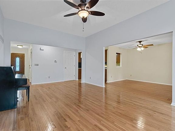 4th image of 11057 W 98th St