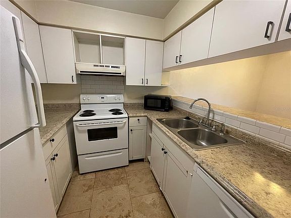 4th image of 2735 SW 35th Pl APT 1607