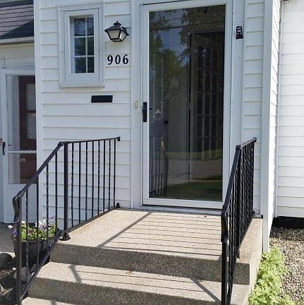 5th image of 906 Northlawn St NE