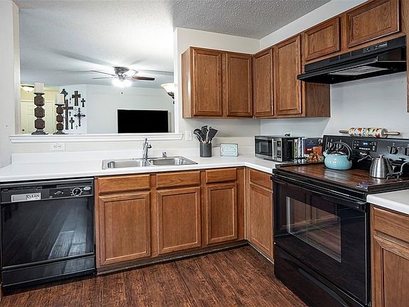 5th image of 1309 Willow Tree Dr