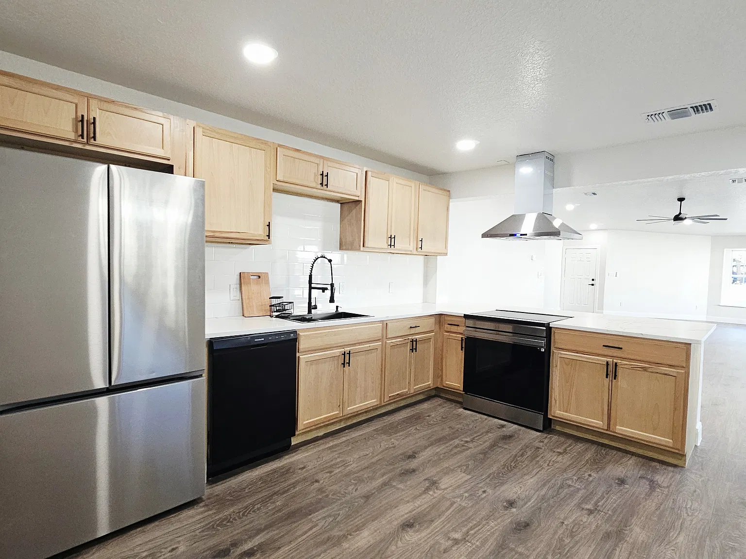 3 bed, 1876 sqft, $2,100 — Photo 3