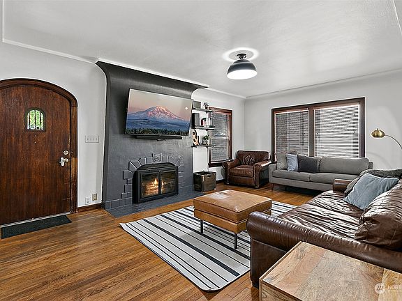 3rd image of 1008 Maine Street