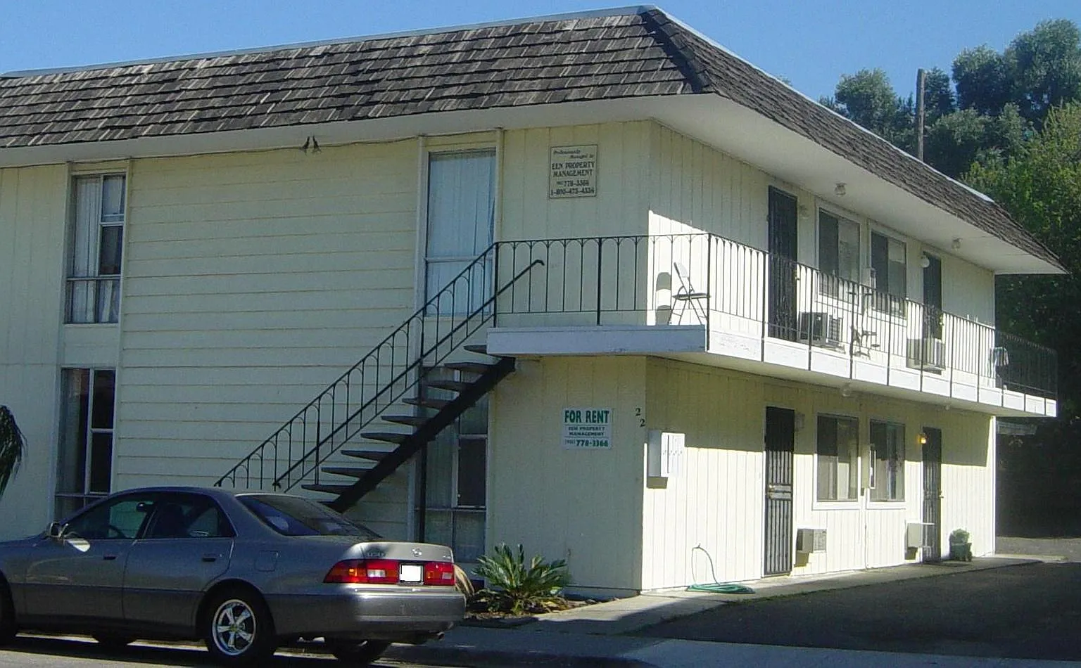 Ideal First Floor Unit! 2 Bedrooms, 1 Bathroom! Directly Across From Beautiful Lake Alhambra. Pri... — Photo 1