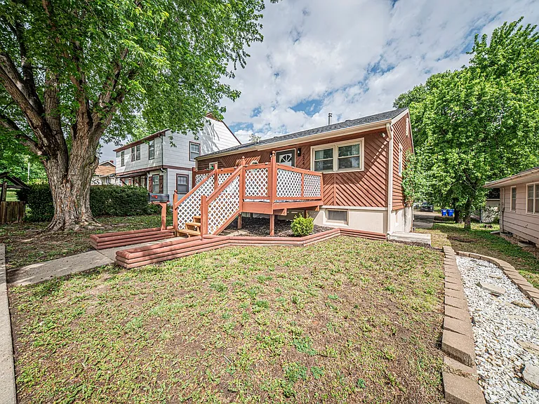 224 W Chestnut St — Photo 37
