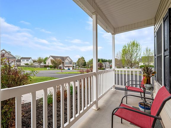 4th image of 300 Meadow Dr