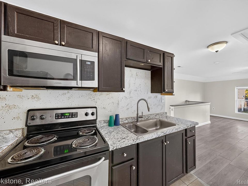132 E Howard St, photo 28