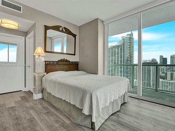 3rd image of 1900 N Bayshore Dr APT 2702