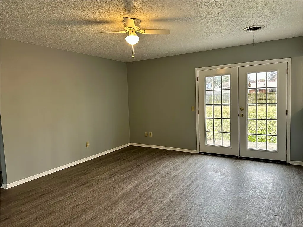 3 bed, 1.0 bath, 1049 sqft, $1,250 — Photo 2