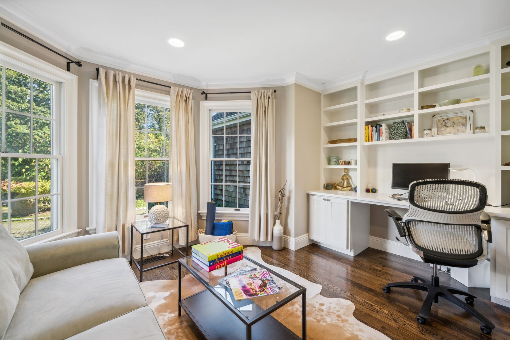  Great Office on First Floor with Pull-Out Couch