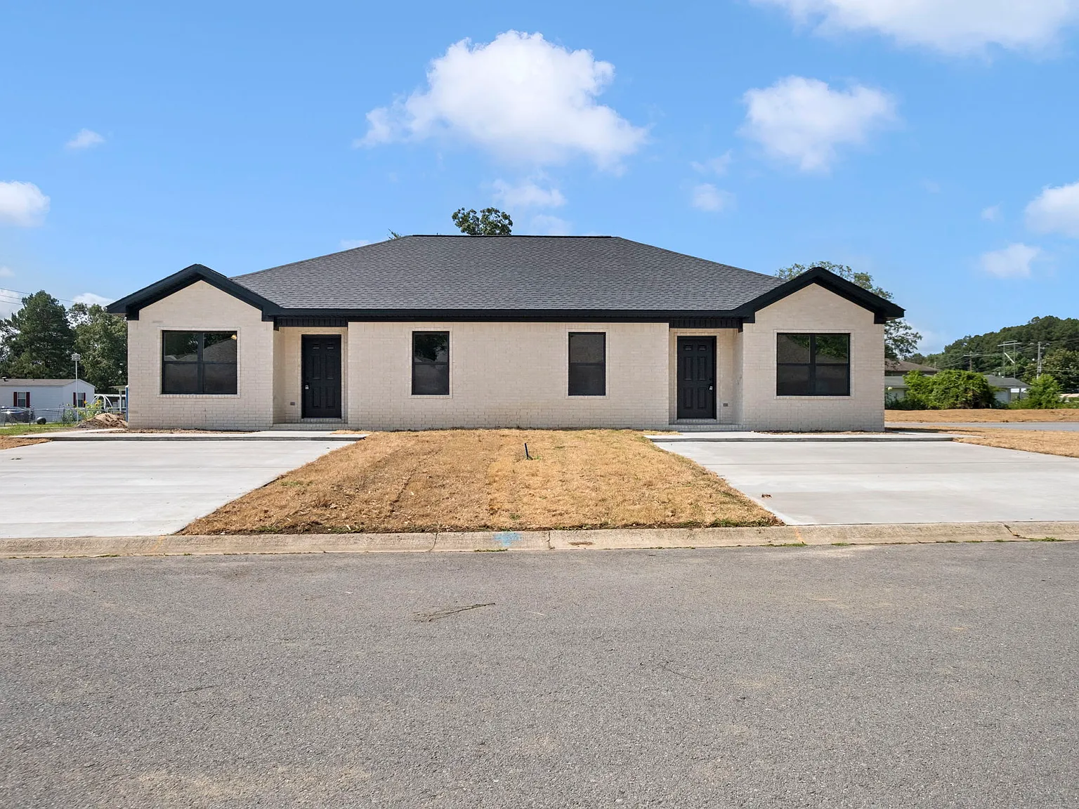 2 bed, 1.5 bath, 1000 sqft, $1,150 — Photo 1