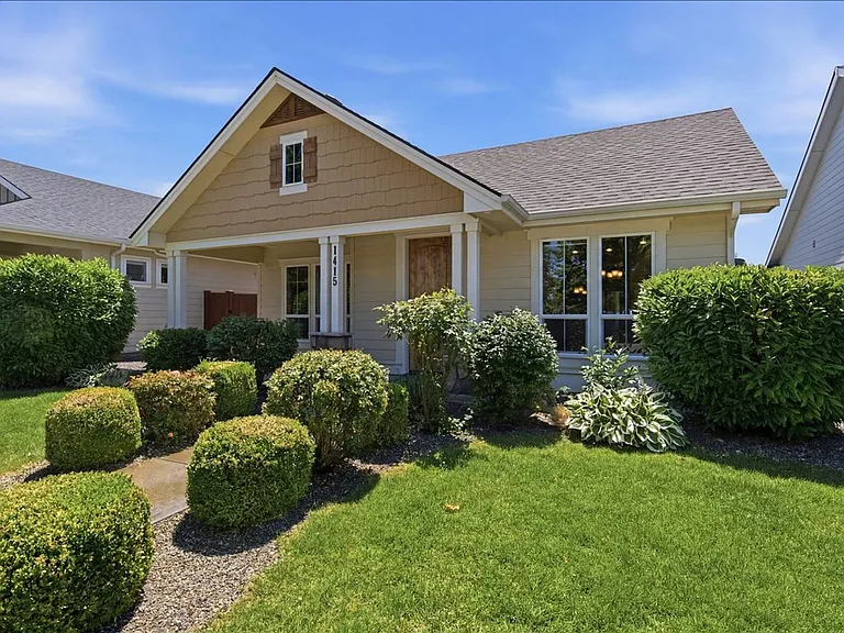 1415 E Summerheights Dr — Photo 2