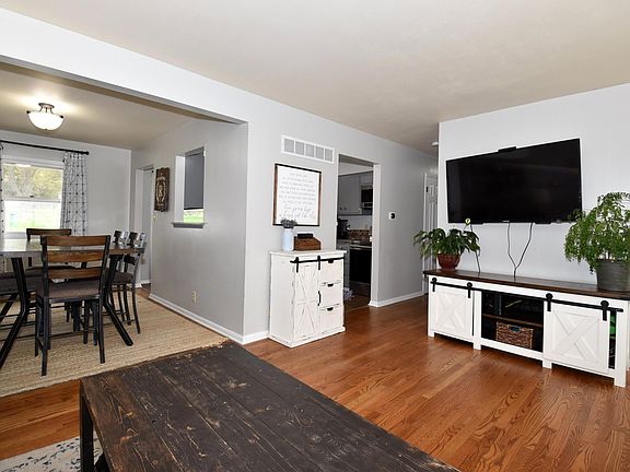 4th image of 223 Jasper Ln