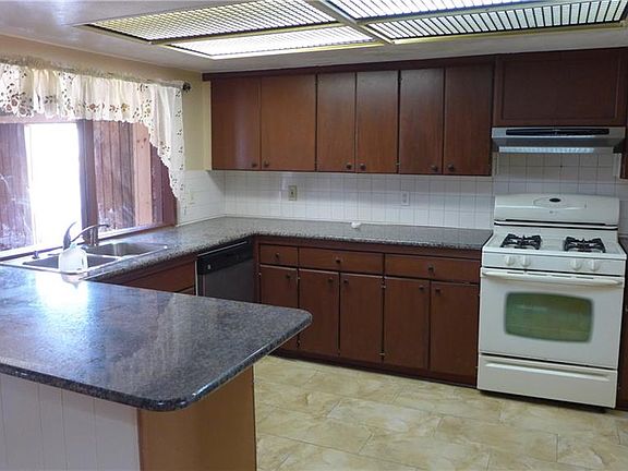 4th image of 2921 Pinewood Dr