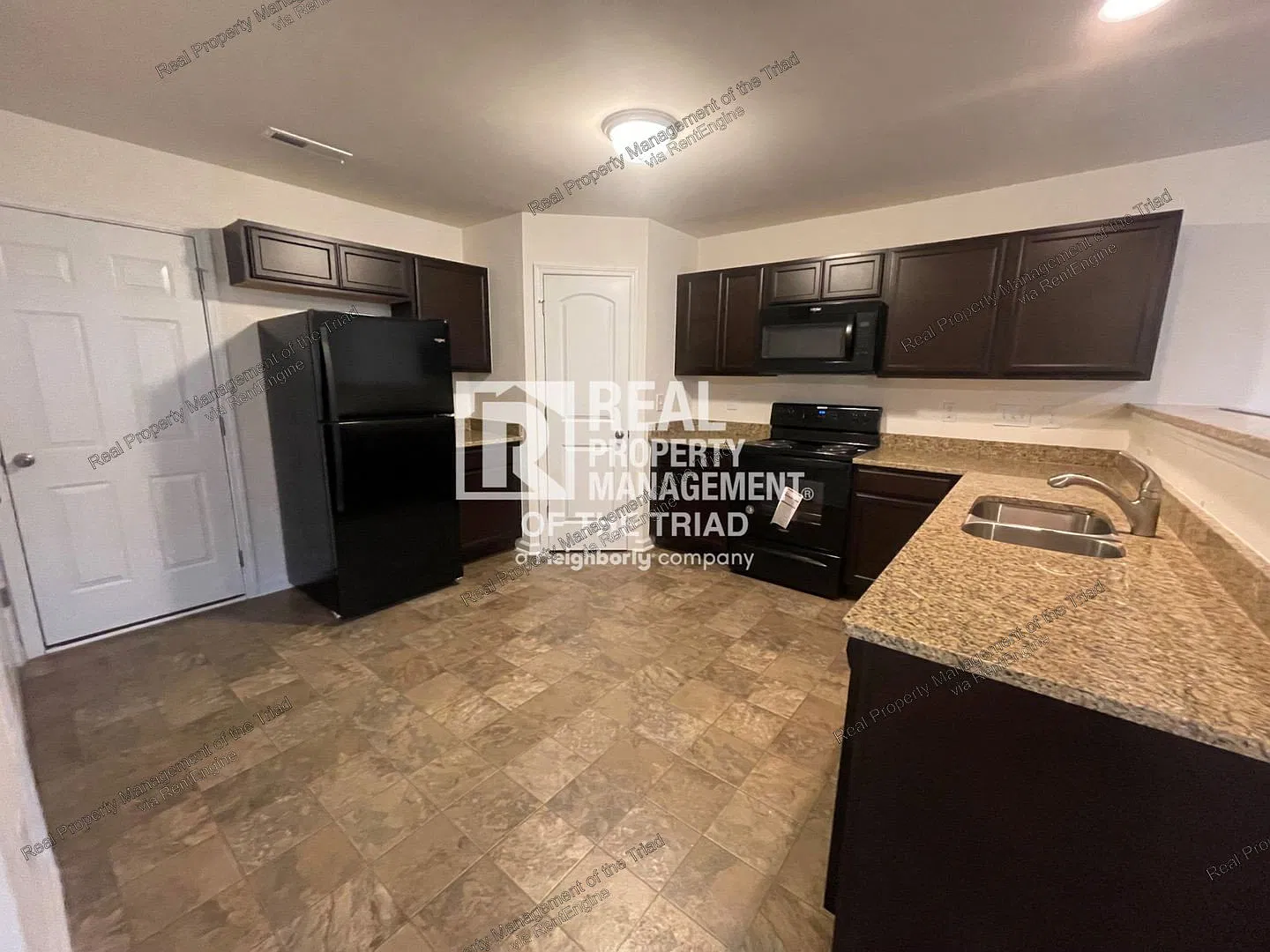 3 bed, 2.5 bath, 1760 sqft, $2,000 — Photo 3