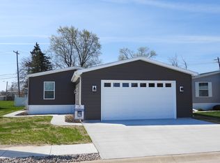 102 Woodcreek Blvd, Walbridge, OH 43465