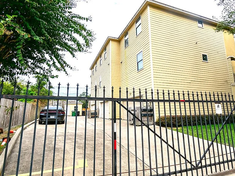2919 Rosewood St #A — Photo 3